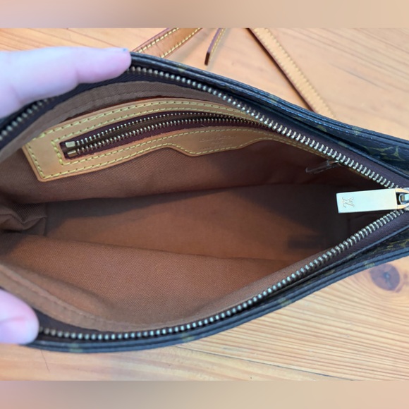 Louis Vuitton Trotteur Crossbody - Picture 9 of 11